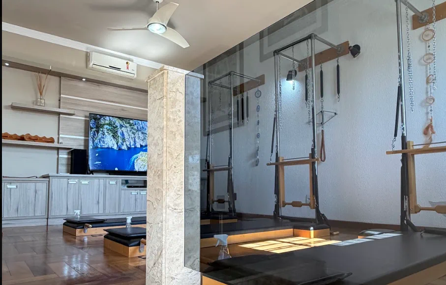 Sala da LASVE com aparelhos de pilates e amplo espelho