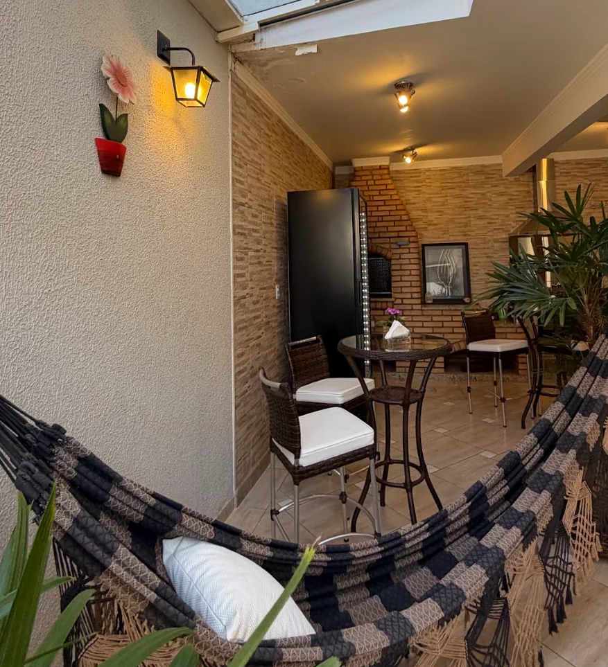 Rede e mesas em uma área tranquila da clínica