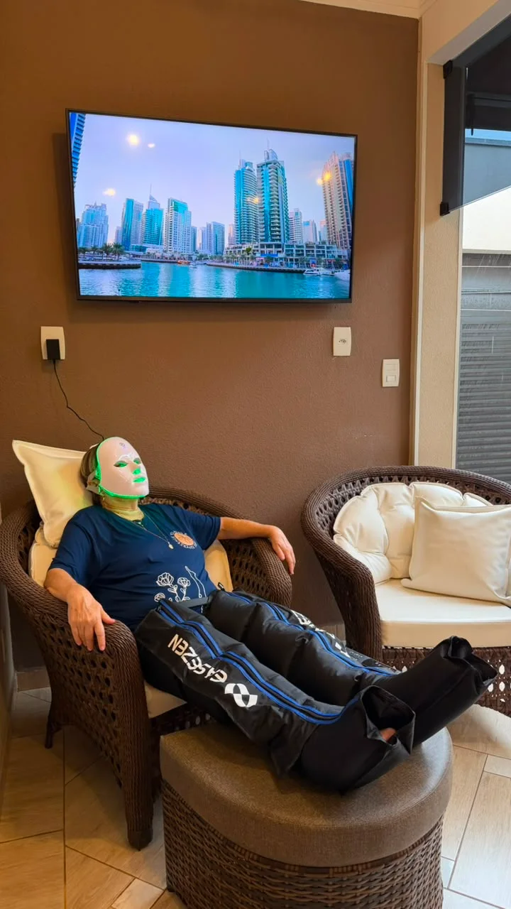 Cliente relaxando durante uma sessão de bem-estar na LASVE