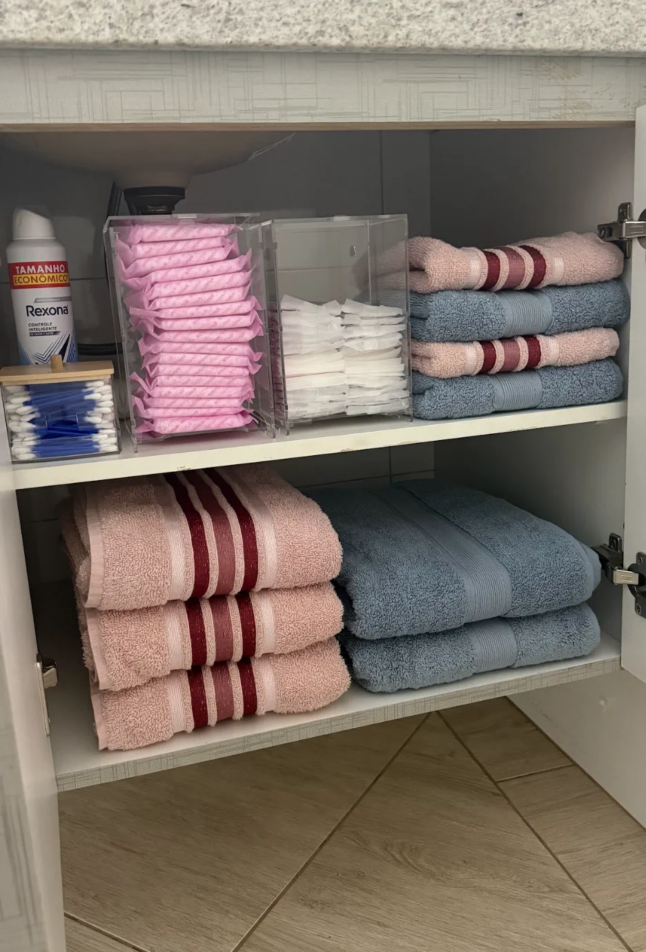 Kit completo de toalhas e itens de higiene organizados no armário da LASVE