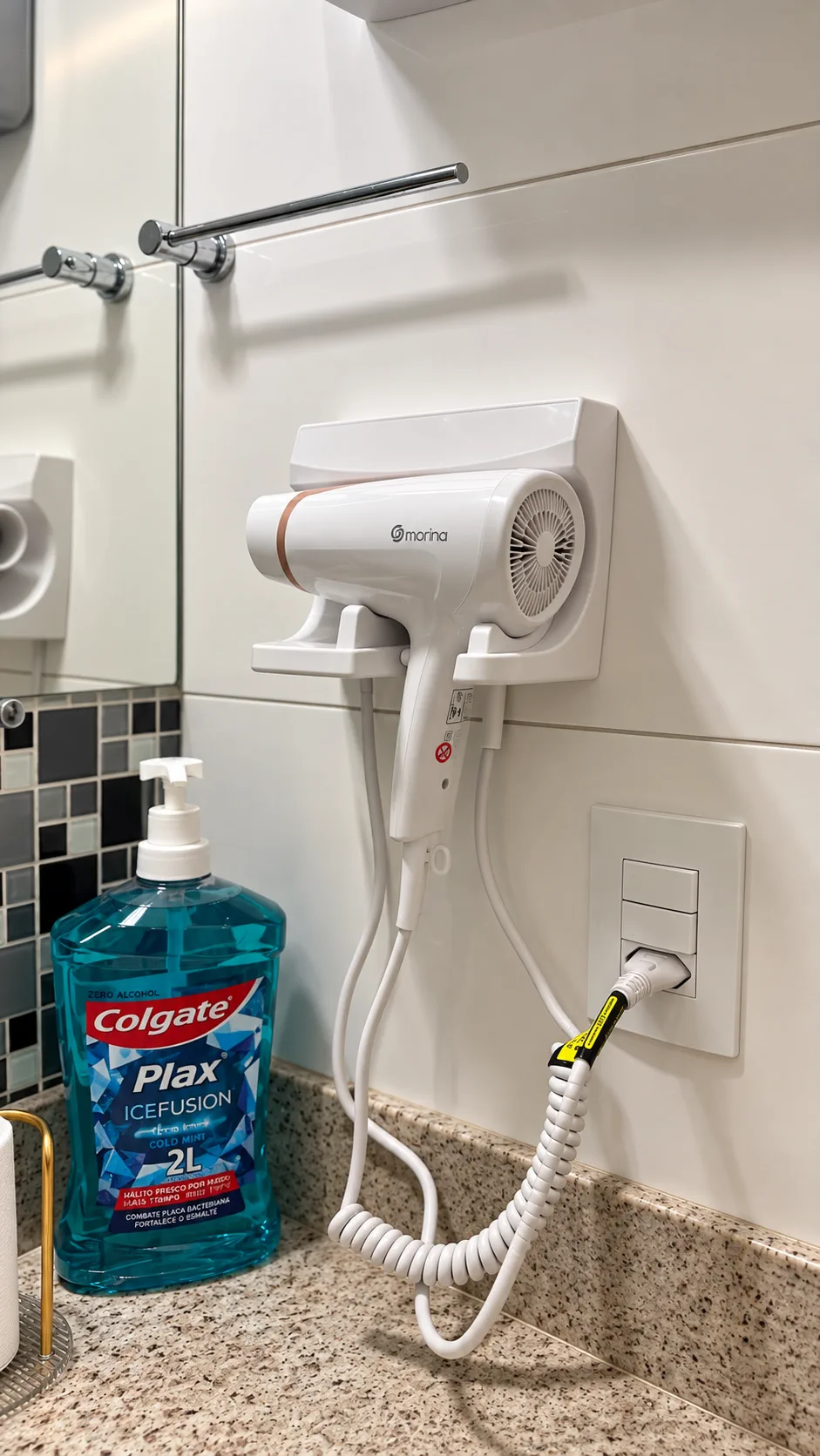 Secador de cabelo e itens de higiene disponíveis no banheiro da LASVE